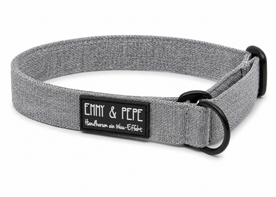 Zugstopphalsband Stone in Grau mit schwarzer Metallhardware und „EMMY & PEPE“-Label mit Schriftzug „Wau-Effekt“ auf weißem Hintergrund.

