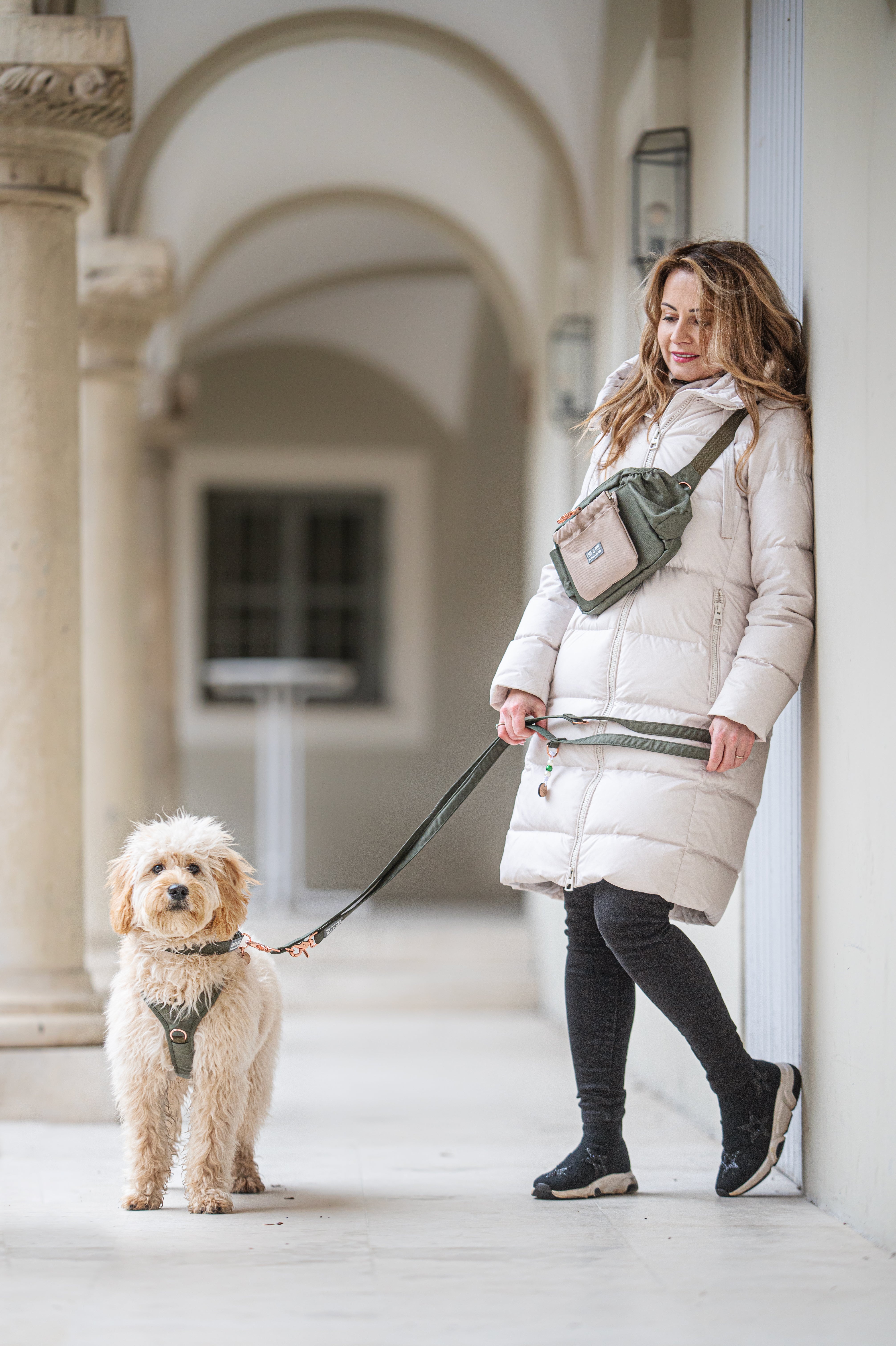 Frau im Wintermantel führt kleinen Hund an EMMY & PEPE Leine