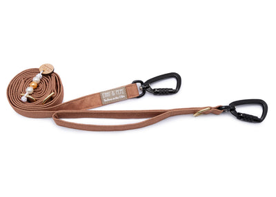 Hundeleine mit integriertem Kurzführer und Sicherheitskarabiner aus robustem Outdoorstoff in hellem Braun von EMMY & PEPE – 2 m lang, 3-fach verstellbar für mittelgroße und große Hunde.