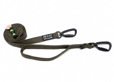 Hundeleine mit integriertem Kurzführer und Sicherheitskarabiner aus robustem Outdoorstoff in Olive von EMMY & PEPE – 2 m lang, 3-fach verstellbar für mittelgroße und große Hunde.