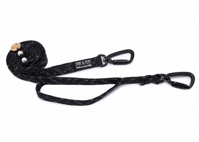 Hundeleine mit integriertem Kurzführer und Sicherheitskarabiner aus robustem Outdoorstoff in Schwarz von EMMY & PEPE – 2 m lang, 3-fach verstellbar für mittelgroße und große Hunde.