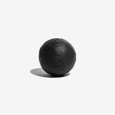 Schwarzer Ball aus Naturkautschuk mit einem kleinen Loch das von oben nach unten durch den Ball geht