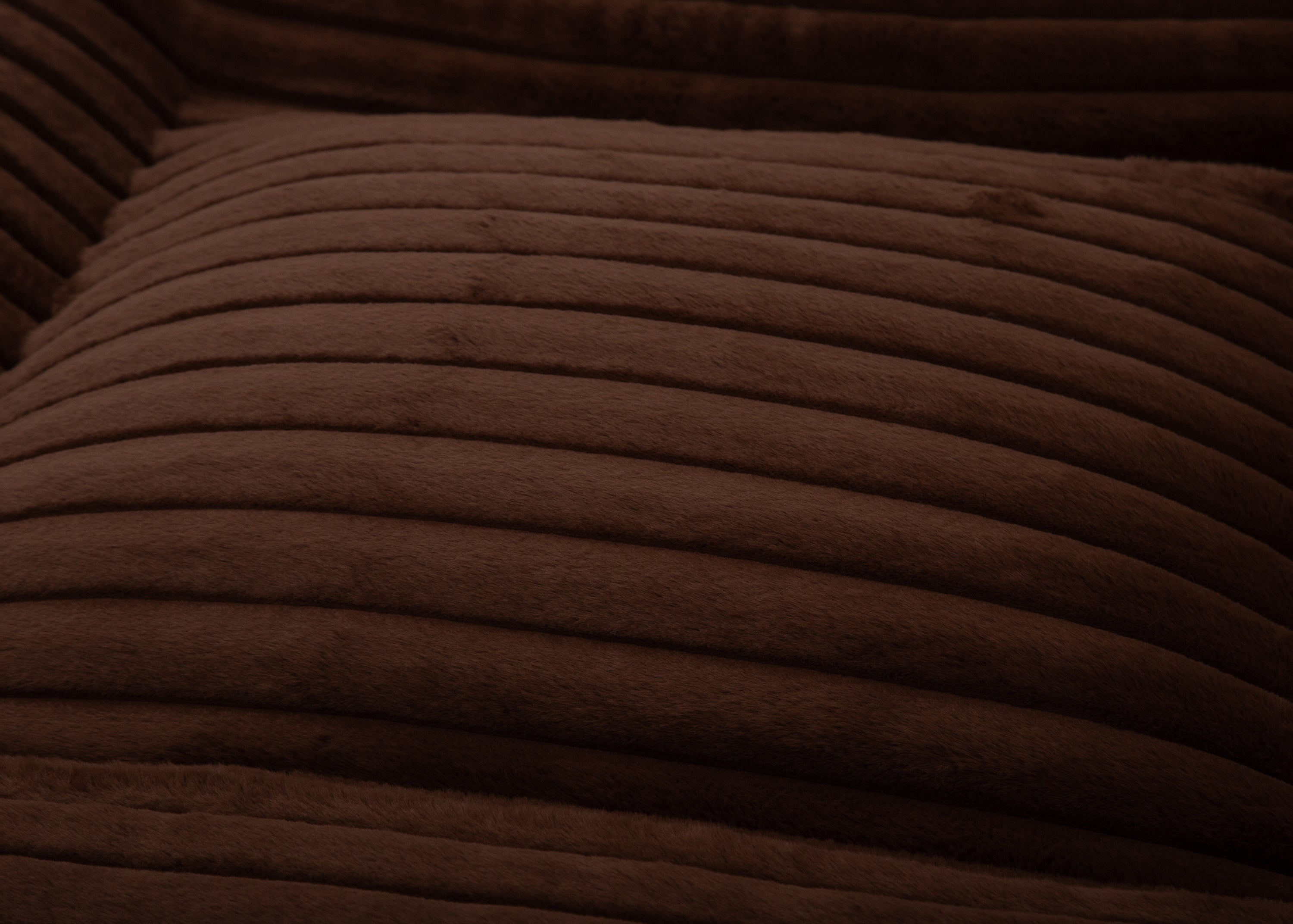 orthopaedisches Hundebett Wau-Bed Kuschelcord Big für Hunde Detailbild des Stoffes in der Farbe Braun von EMMY & PEPE