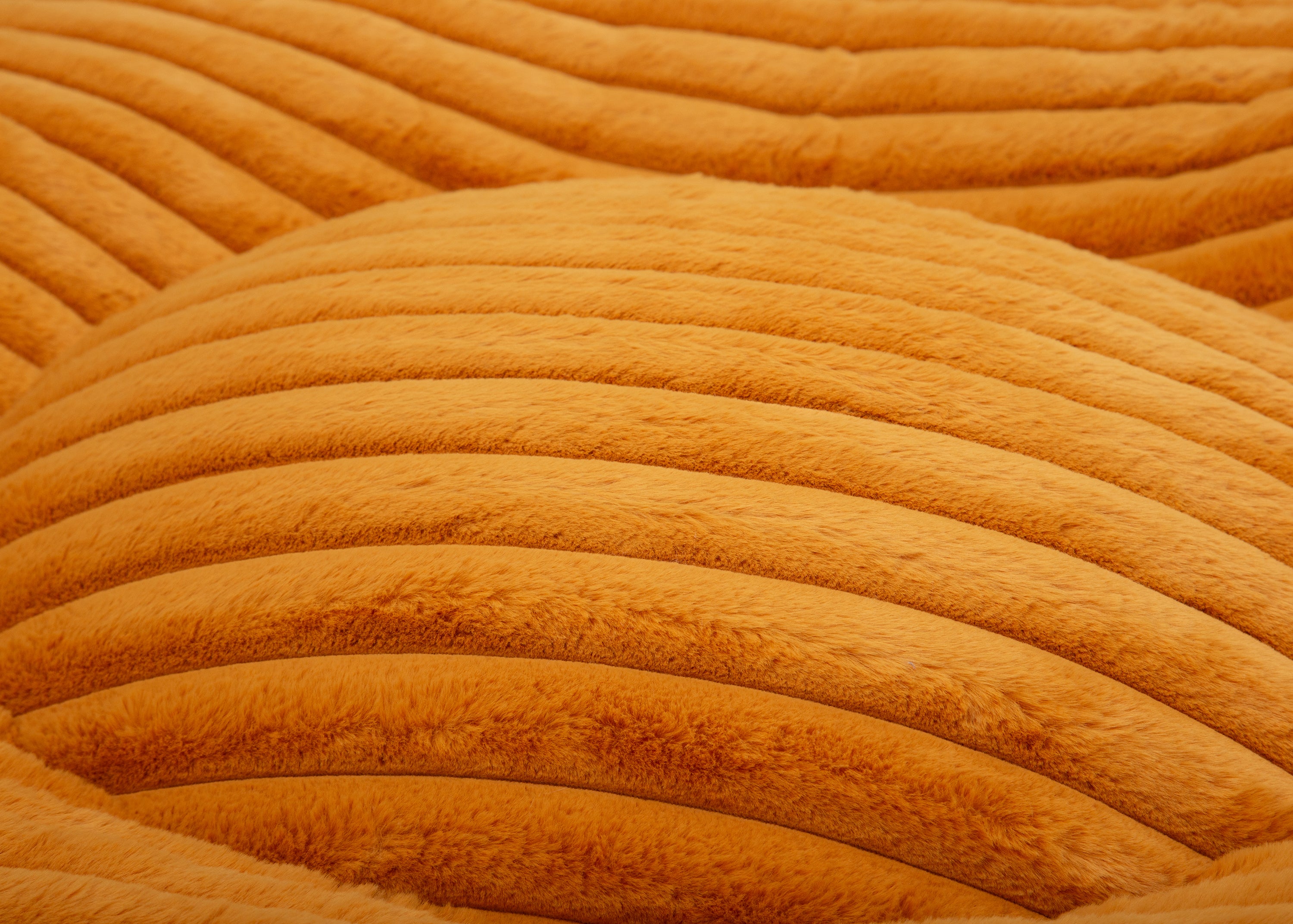 orthopaedisches Hundebett Wau-Bed Kuschelcord Big für Hunde Detailbild des Stoffes in der Farbe Mustard von EMMY & PEPE