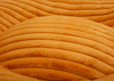 orthopaedisches Hundebett Wau-Bed Kuschelcord Big für Hunde Detailbild des Stoffes in der Farbe Mustard von EMMY & PEPE