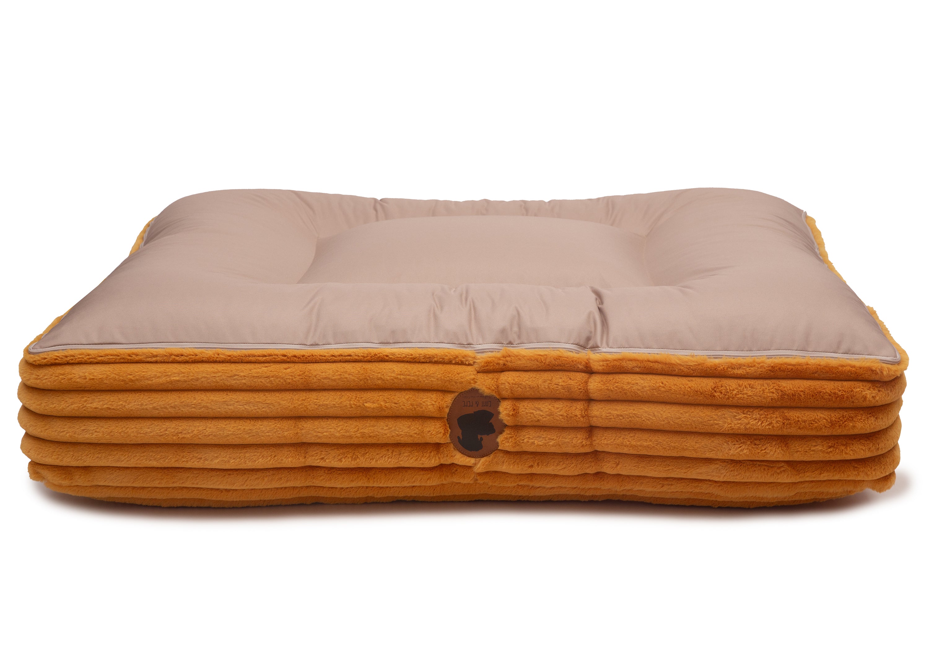 Sommerseite des orthopaedisches Hundebetts Kuschelcord Big für Hunde auf weißem Hintergrund in der Farbe Mustard in Eckig von EMMY & PEPE
