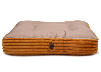 Sommerseite des orthopaedisches Hundebetts Kuschelcord Big für Hunde auf weißem Hintergrund in der Farbe Mustard in Eckig von EMMY & PEPE