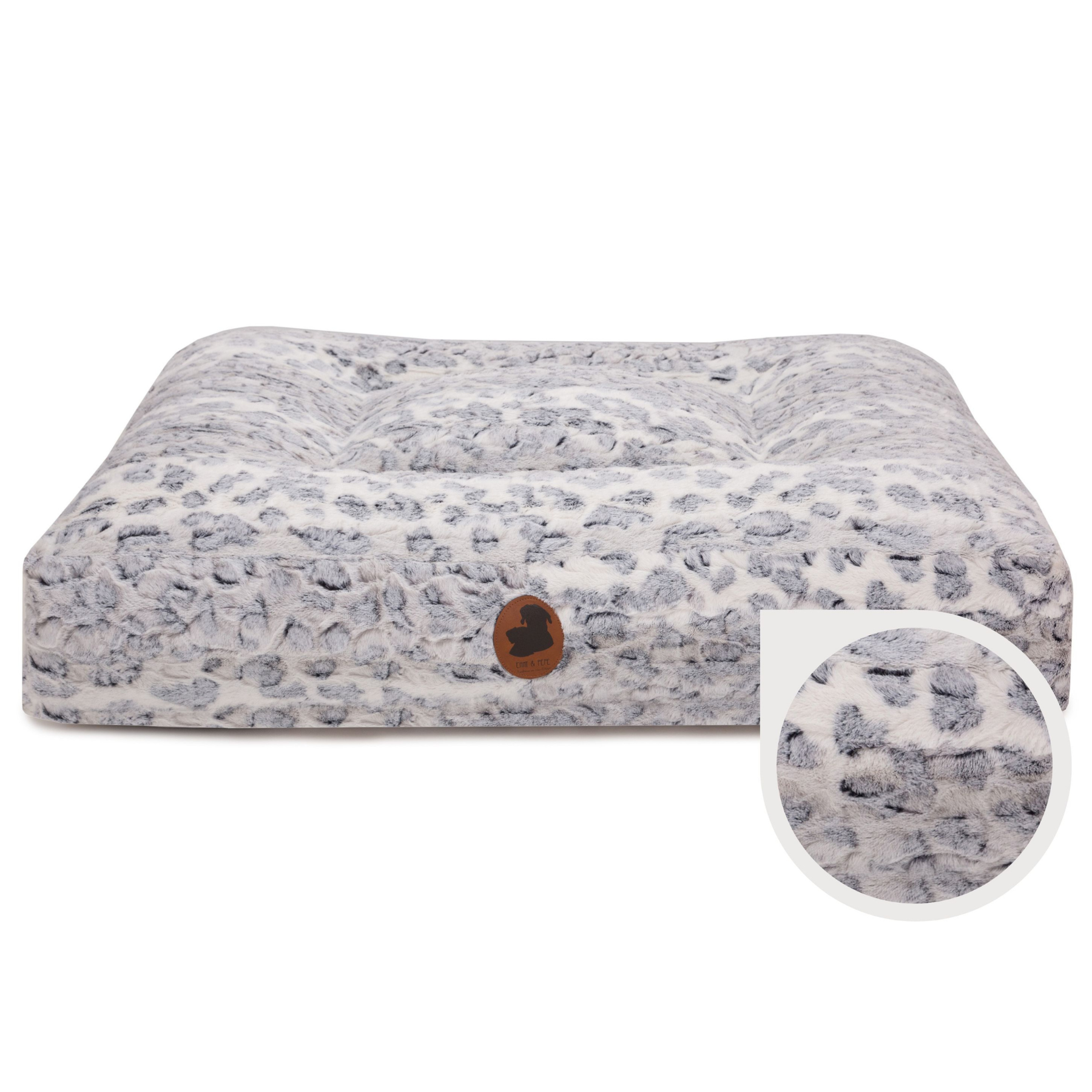 orthopaedisches Hundebett Wau-Bed Cozy Leo Grey für Hunde auf weißem Hintergrund in der Farbe Grau/Weis von EMMY & PEPE mit Stofffarbkreis