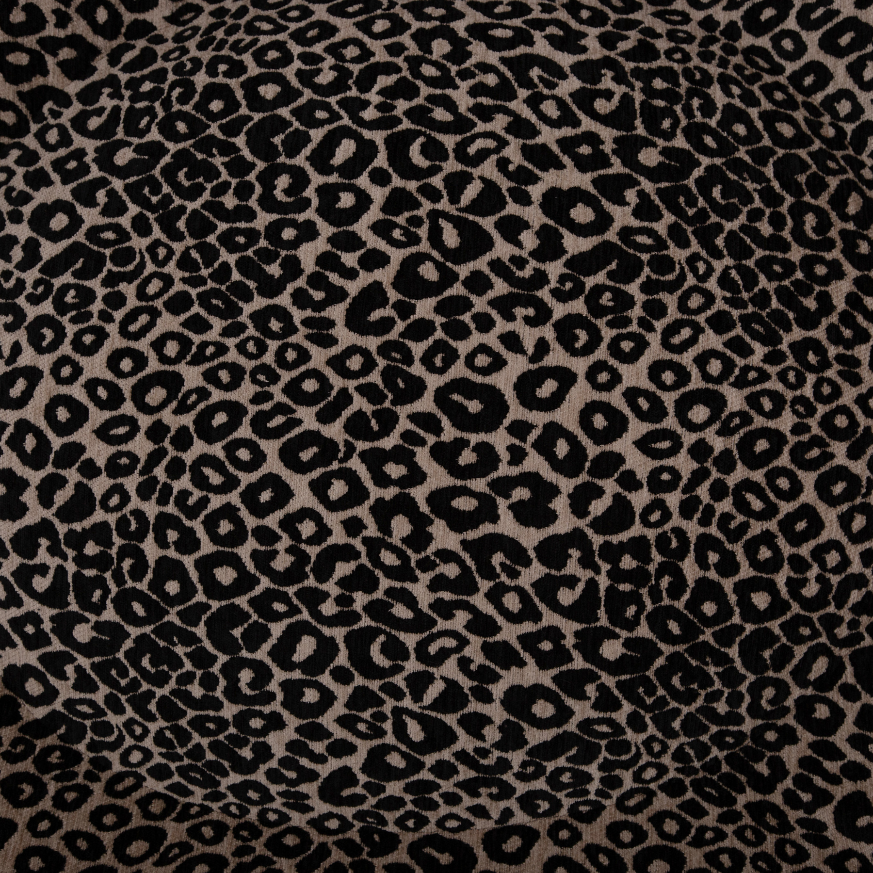 orthopaedisches Hundebett Wau-Bed Leo Silver für Hunde Detailbild des Stoffes in der Farbe Braun/Schwarz mit Leo Muster von EMMY & PEPE