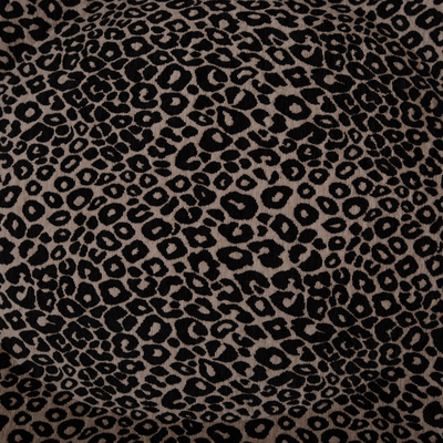 orthopaedisches Hundebett Wau-Bed Leo Silver für Hunde Detailbild des Stoffes in der Farbe Braun/Schwarz mit Leo Muster von EMMY & PEPE