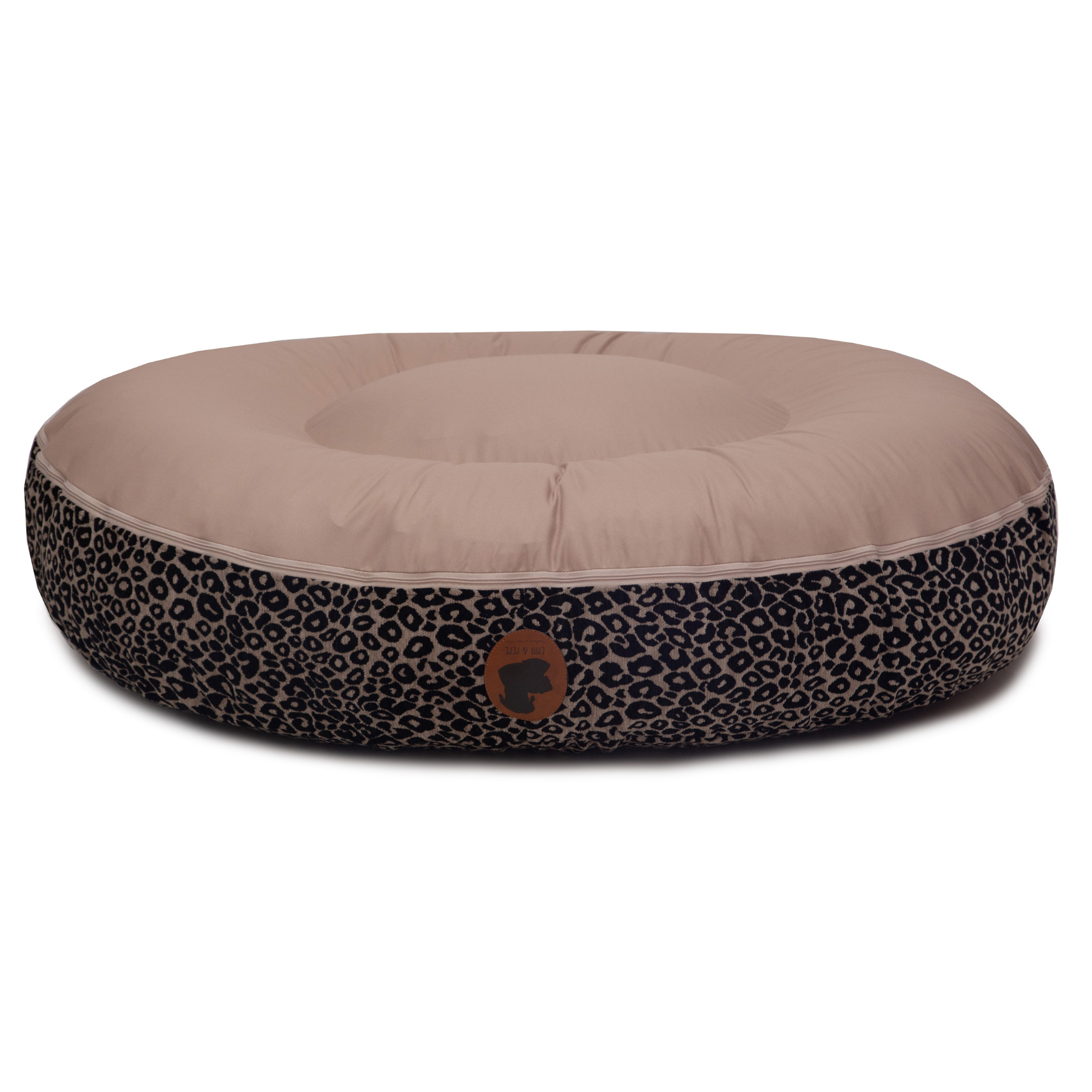 Sommerseite des orthopaedisches Hundebetts Wau-Bed Leo Silver für Hunde auf weißem Hintergrund in der Farbe Braun in Oval von EMMY & PEPE
