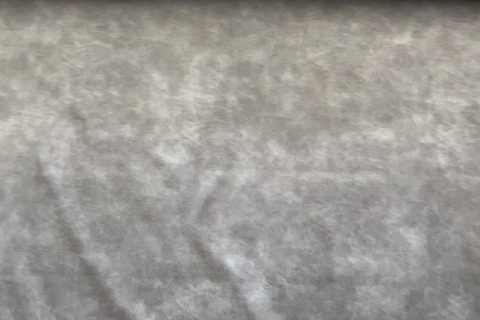 Video laden: &lt;p&gt;Unser &quot;Pets Friendly&quot;-Stoff ist der robusteste in der gesamten E&amp;P-Familie und wurde speziell entwickelt, um den täglichen Herausforderungen standzuhalten. Dieser Stoff ist abwischbar, desinfizierbar und kratzfester als alle anderen – perfekt für besonders aktive Vierbeiner. Eine Filzschicht auf der Unterseite verstärkt den Stoff zusätzlich, wodurch er doppelt so dick und strapazierfähig ist. Das bedeutet auch, dass Hundehaare nicht im Gewebe hängen bleiben. Außerdem ist dieser Stoff wasserabweisend und mit einer speziellen Water-Repellent-Funktion ausgestattet, was ihn unschlagbar pflegeleicht und robust macht. Kein anderer Stoff bietet dir und deinem Hund so viel Widerstandskraft und Langlebigkeit!&lt;br/&gt;&lt;br/&gt;Sommerseite – die coole Alternative. Die Sommerseite des Bettes sieht vielleicht aus wie der Boden, ist aber ideal für warme Tage. Diese Seite besteht aus einem schmutz- und wasserabweisenden Outdoorstoff. Perfekt, wenn deinem Hund warm ist, sie läufig ist oder mal ein paar Krümel nach einem Kauknochen hinterlässt! Einfach das Bett umdrehen, und schon hast du eine pflegeleichte, schnell abwischbare Liegefläche, die jederzeit frisch bleibt. &lt;br/&gt;&lt;br/&gt;&lt;/p&gt;