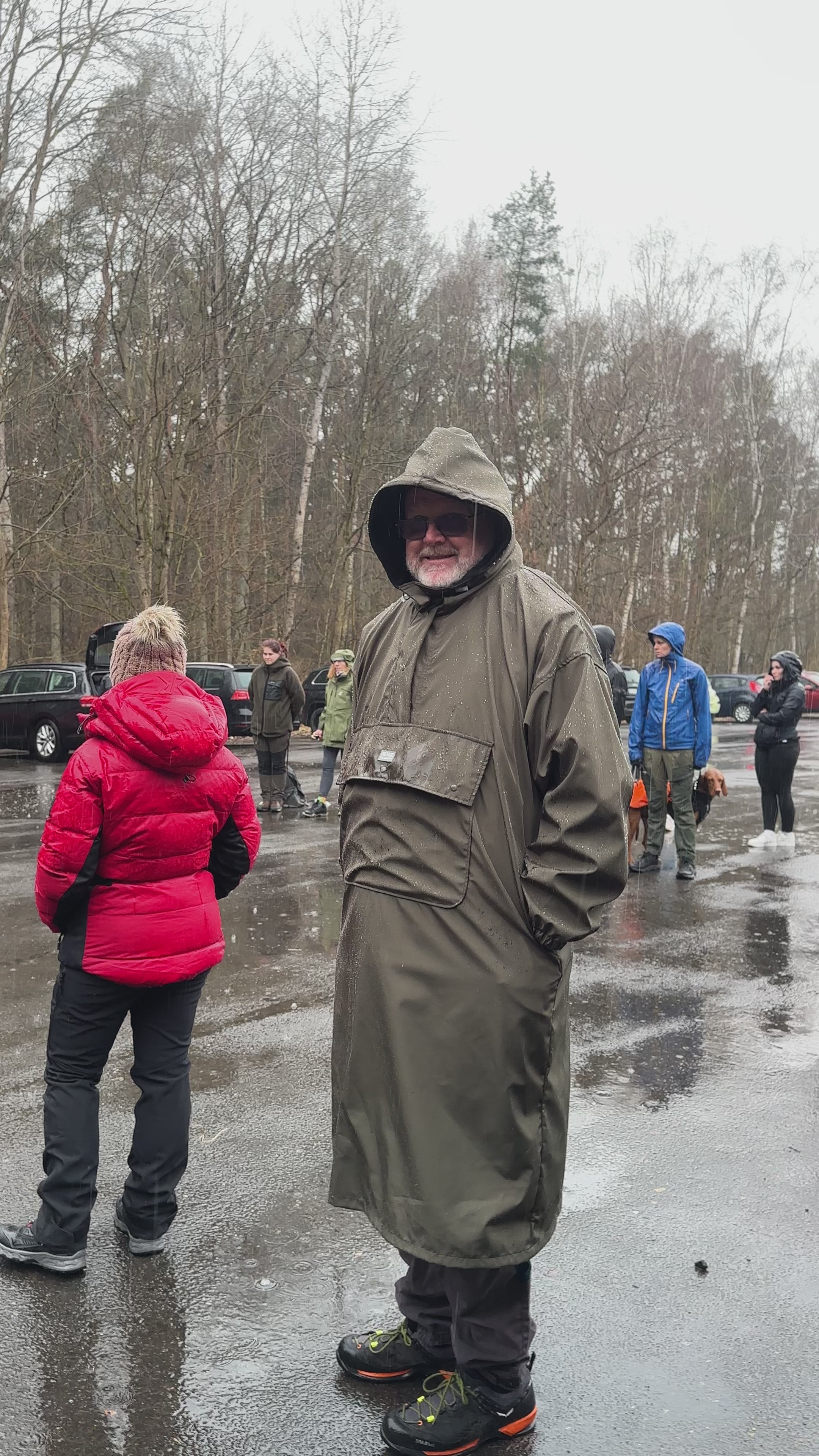 Video laden: &lt;p&gt;Der Wau-Poncho kombiniert durchdachtes Design mit wetterfester Funktionalität und wird so zum Must-have für Spaziergänge mit deinem Vierbeiner – ganz egal, wie das Wetter spielt. Mit seinen clever platzierten Taschen – darunter eine große Bauchtasche mit Druckknöpfen und zwei seitliche Einschubtaschen – hast du alles Wichtige griffbereit: Leckerlis, Spielzeug oder auch deine Trinkflasche finden problemlos Platz.&lt;br/&gt;&lt;br/&gt;Der verstellbare Halsbereich sorgt für maximale Bewegungsfreiheit, während die speziell geschnittene Kapuze dir freie Sicht auf deinen Hund lässt. Die elastischen Ärmelenden schützen vor Regen und lassen sich bequem hochschieben, ohne zu verrutschen – praktisch und komfortabel zugleich.&lt;br/&gt;&lt;br/&gt;Das wetterfeste Material überzeugt mit einer 3-Schicht-Membrane, einer Wassersäule von bis zu 5000 mm und einem angenehmen Tragegefühl – auch bei längeren Ausflügen. Eine leichte Fütterung in der Kapuze hält deine Ohren wohlig warm, ohne den Poncho unnötig zu beschweren.&lt;/p&gt;