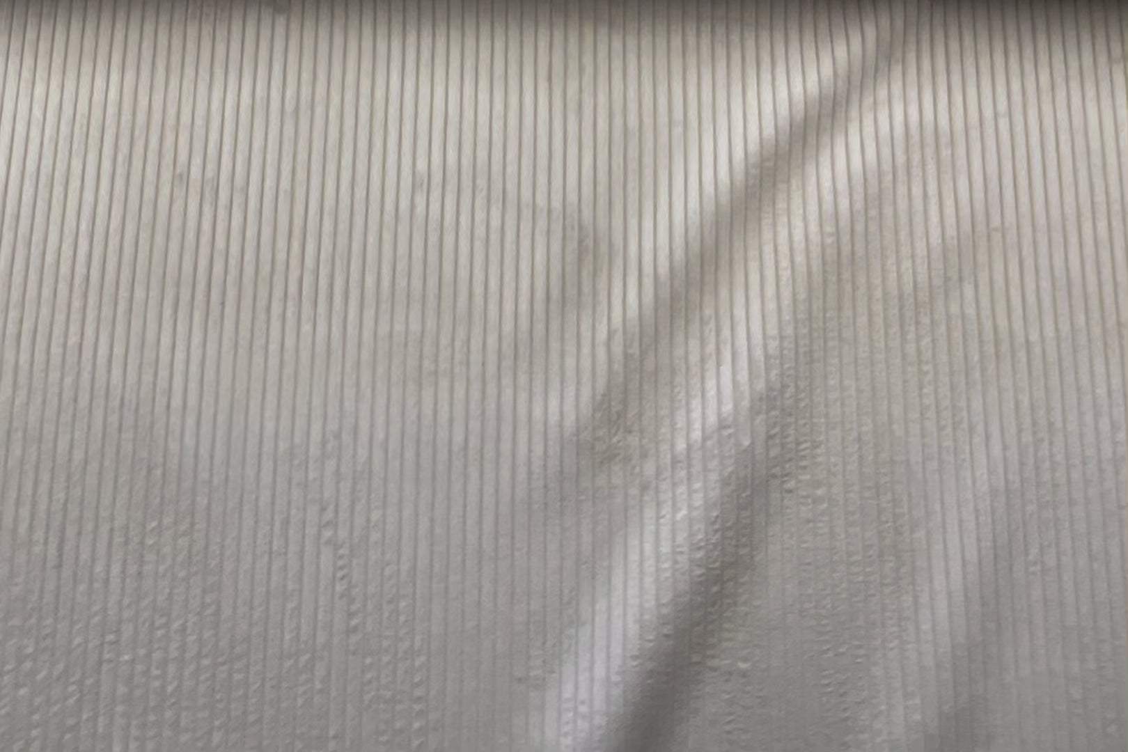 Video laden: &lt;p&gt;Dieser Stoff: der Inbegriff von flauschig und angenehm. Wild Wave bringt das Wohlfühl-Level für deinen Hund auf ein neues Niveau – und das Beste daran: Durch die spezielle Struktur fallen Hundehaare kaum auf. Selbst wenn der halbe Strand mal wieder auf dem Bett liegt, sieht es immer top gepflegt aus. &lt;br/&gt;&lt;br/&gt;Sommerseite: die coole Alternative. Die Sommerseite des Bettes sieht vielleicht aus wie der Boden, ist aber ideal für warme Tage. Diese Seite besteht aus einem schmutz- und wasserabweisenden Outdoorstoff. Perfekt, wenn deinem Hund warm ist, er läufig ist oder mal ein paar Krümel hinterlässt! Einfach das Bett umdrehen, und schon hast du eine pflegeleichte, schnell abwischbare Liegefläche, die jederzeit frisch bleibt.&lt;/p&gt;