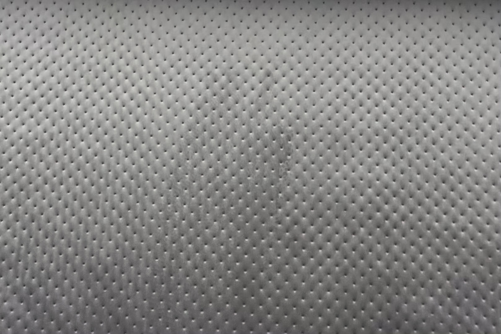 Video laden: &lt;p&gt;Der samtige Stoff Rivera verleiht deinem Hundebett einen Hauch von Luxus und Stil. Mit seinem eleganten Dot-Muster, das stilvoll in den Stoff geprägt ist, vereint er klassische Eleganz mit moderner Extravaganz und liegt voll im Trend. Rivera ist ein leichter, sommerlicher Stoff, der das weiche Gefühl von Samt vermittelt, jedoch ohne mit der Zeit speckig zu werden.&lt;br/&gt;&lt;br/&gt;Ein kleiner Hinweis: Die feinen Prägungslöcher im Muster machen den Stoff besonders edel, sind aber nicht ideal für Hunde, die gern buddeln oder kratzen – hier können sich Krallen oder auch Haare in der Struktur verfangen. Daher empfehle ich Rivera eher für entspannte Genießer als für aktive Abenteurer.&lt;br/&gt;&lt;br/&gt;Sommerseite: die coole Alternative.&lt;br/&gt;Die Sommerseite des Bettes sieht vielleicht aus wie der Boden, ist aber ideal für warme Tage. Diese Seite besteht aus einem schmutz- und wasserabweisenden Outdoorstoff. Perfekt, wenn deinem Hund warm ist, sie läufig ist oder mal ein paar Krümel nach einem Kauknochen hinterlässt! Einfach das Bett umdrehen, und schon hast du eine pflegeleichte, schnell abwischbare Liegefläche, die jederzeit frisch bleibt.&lt;/p&gt;