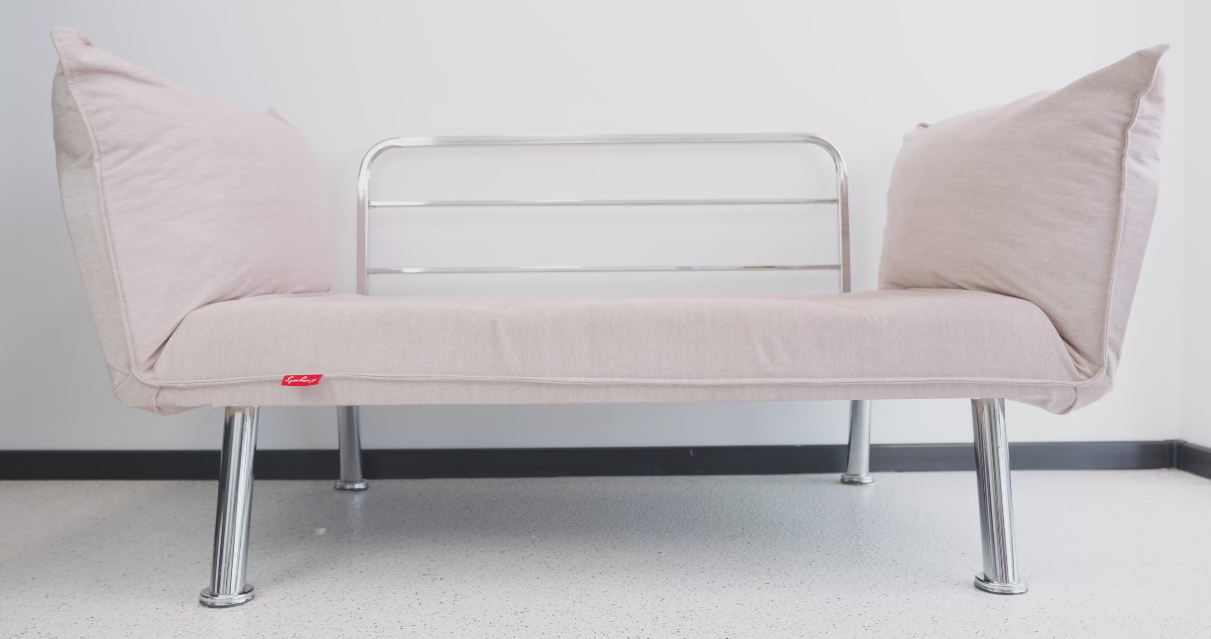 Video laden: &lt;p&gt;Das Wau-Sofa ist die ideale Lösung, um dein Sofa, Auto oder jeden anderen Entspannungsplatz deines Hundes sauber und gemütlich zu halten. Entwickelt für Hunde, die gerne auf dem Sofa relaxen, kombiniert das Wau-Sofa stilvolles Design mit praktischen Funktionen. Der erhöhte Rand bietet deinem Hund eine gemütliche Kopfstütze und schützt gleichzeitig dein Sofa vor Kratzern, Haaren und Schmutz. Die angenähte, großflächige Decke bleibt an Ort und Stelle und schafft eine kuschelige Liegefläche, die sich nicht verrutscht – so hat dein Hund einen bequemen Rückzugsort und du mehr Platz für dich!&lt;/p&gt;