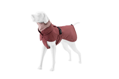 Wau-Coat Beere schräg von vorne mit hohem Rollkragen, Kordelzug und Kragenlasche