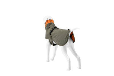 Wau-Coat Olive von hinten mit verstellbarem Gurt und Kordelstopper am Saum