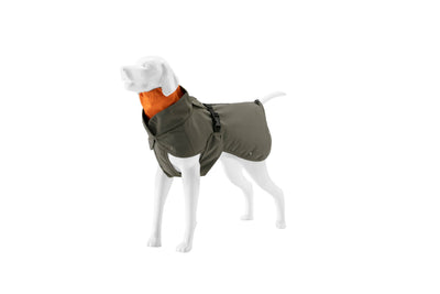 Wau-Coat Olive schräg von vorne mit hohem Rollkragen, Kordelzug und Kragenlasche