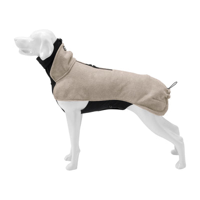 Wau-Jumper in Taupe an der Hundefigur, Seitenansicht mit Rollkragen und per Kordelzug gerafftem Hinterteil